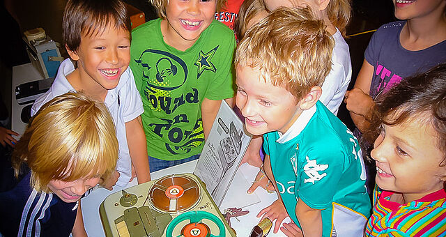 Kindergruppe während der Betreuung in den Sommerferien im Bremer Rundfunk-Museum