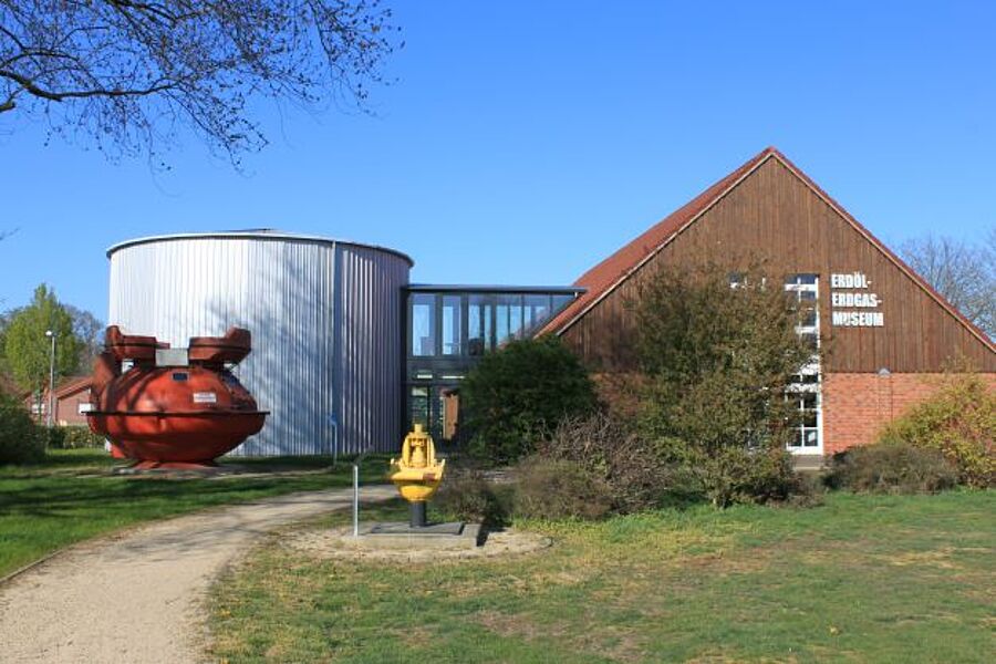 Erdöl-Erdgas-Museum Twist – rückwärtige Ansicht mit Anbau „Tank des Wissens“ und Rettungskapsel von einer ehemaligen Bohrinsel
