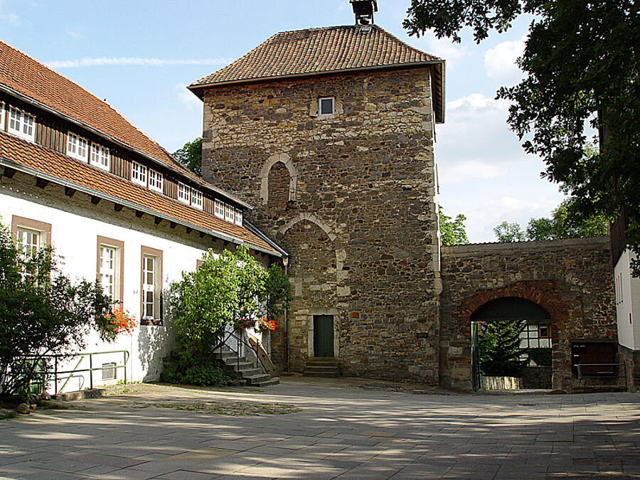 Blick auf den Bergfried Burg Neuhaus