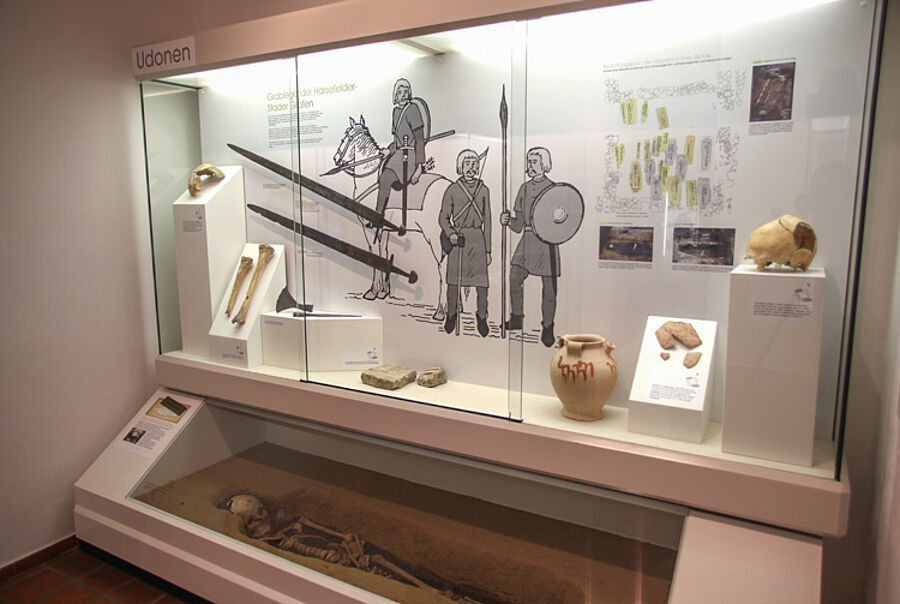 Vitrine in einem Ausstellungsraum im Museum Harsefeld