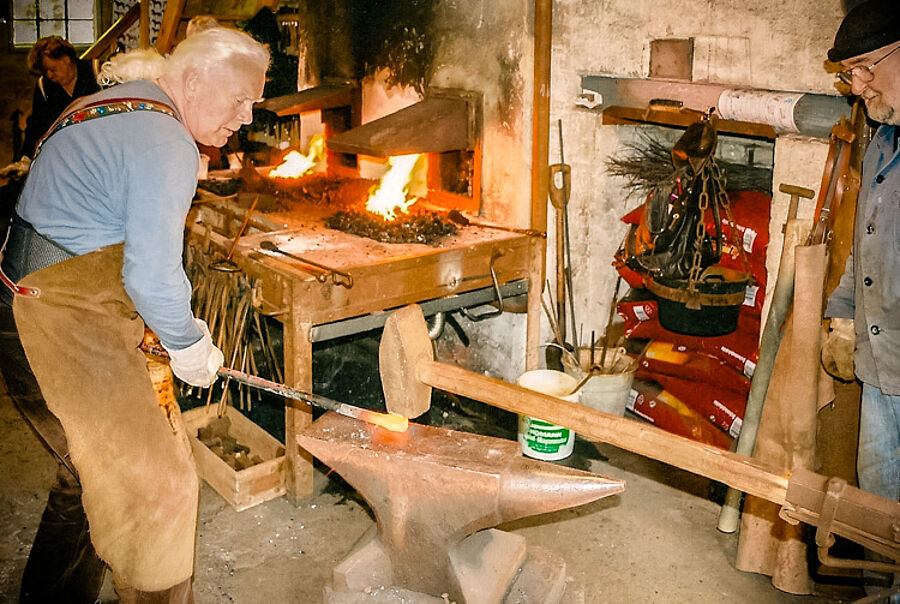 Arbeit mit dem „Eisernen Heinrich“ im Hufschmiedemuseum 