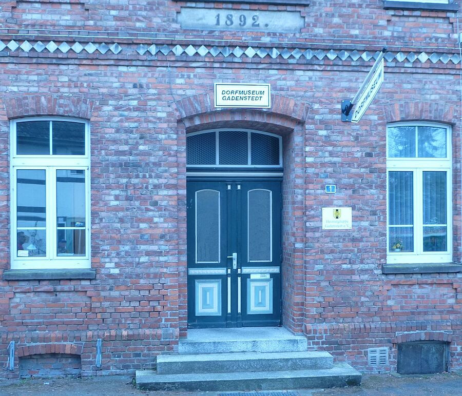 Außenansicht der Heimatstube im Gebäude der ehemaligen Schule 