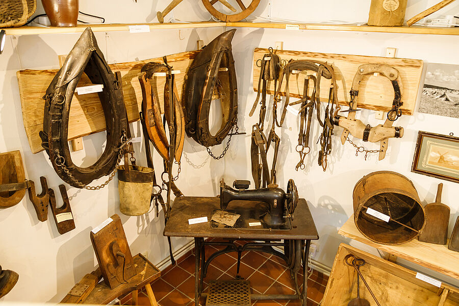 Handwerkerecke mit einer Sattler-Nähmaschine im Heimatmuseum Neuenwalde