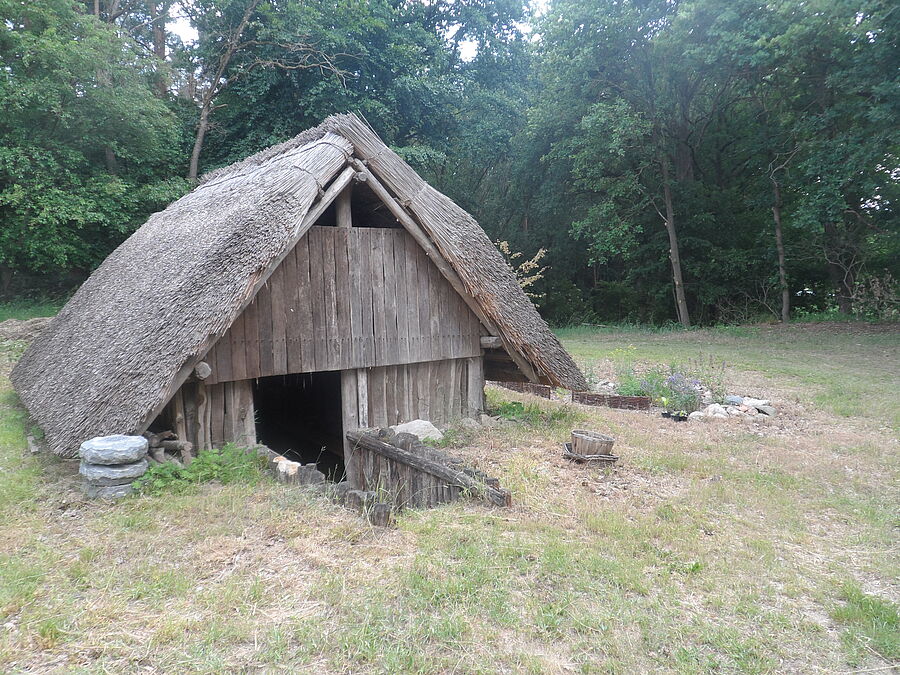 Außenansicht eines Grubenhauses - typisches Gebäude eines frühmittelalterlichen Gehöftes