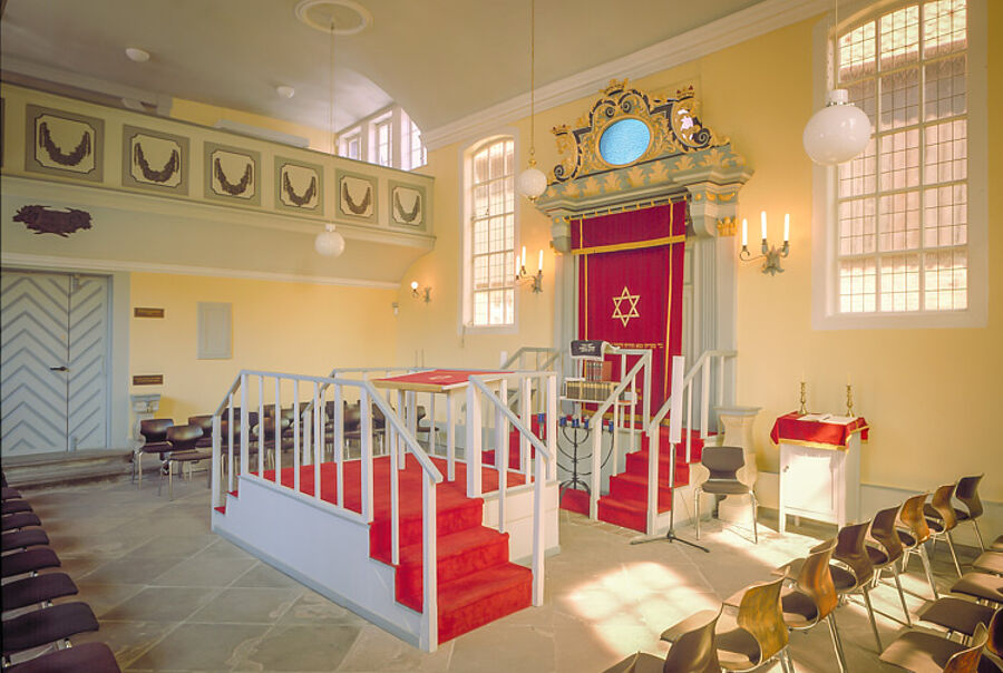 Synagogeinnenraum mit Blick auf den Thoraschrein und die Frauenempore