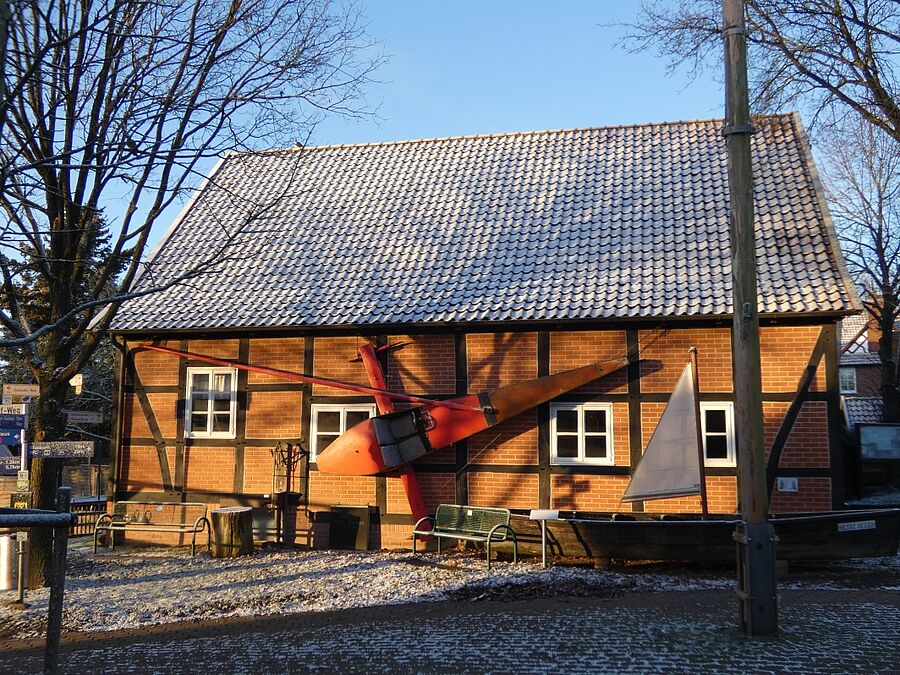 Eissegler und Fischerboot an der Ostseite des Heimatmuseums Mardorf