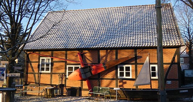 Eissegler und Fischerboot an der Ostseite des Heimatmuseums Mardorf