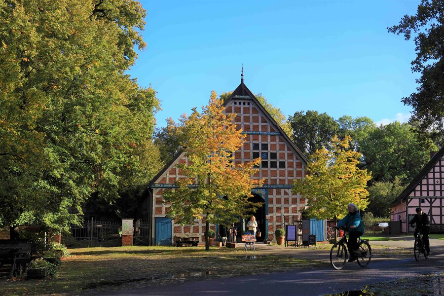Eingang Rundlingsmuseum Wendland, Foto: Klaus Mayhack Außenansicht des Rundlingsmuseums (Eingang), Fachwerkhaus mit Bäumen