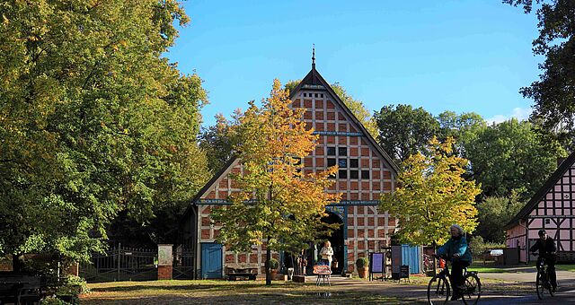 Außenansicht des Rundlingsmuseums (Eingang), Fachwerkhaus mit Bäumen
