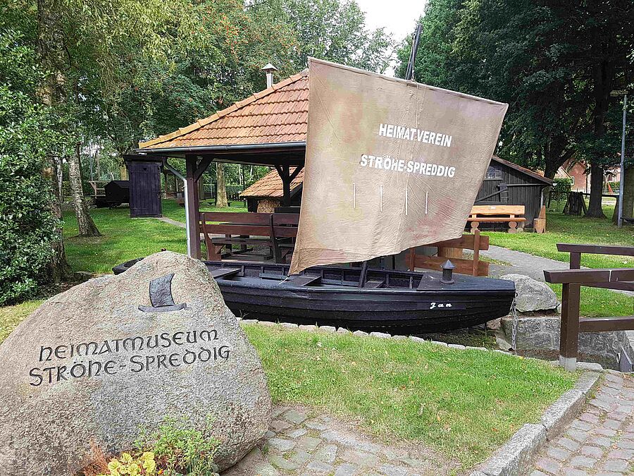 Alter Torfkahn auf der Museumsanlage - Heimatmuseum Ströhe