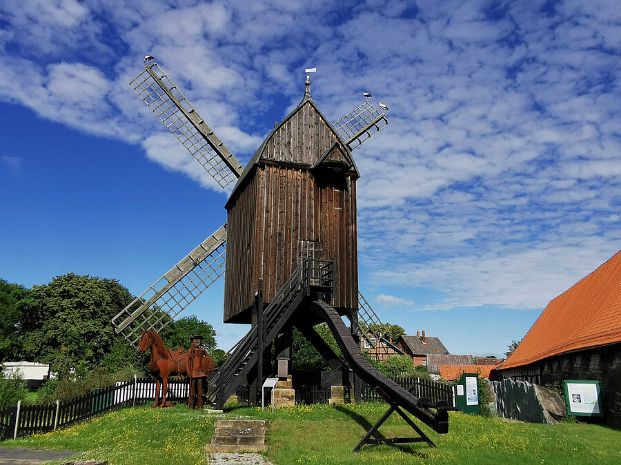 Originale Bockwindmühle aus Osterlinde mit Störchen  Städtisches Museum Schloss Salder