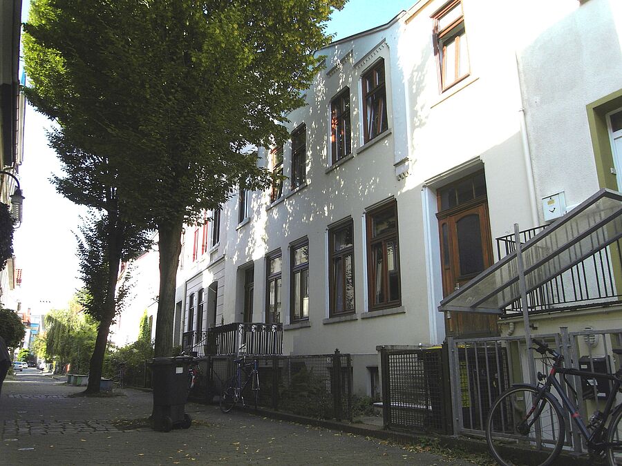 Außenansicht des Tischlerei-Museums, weiße Hausfassade