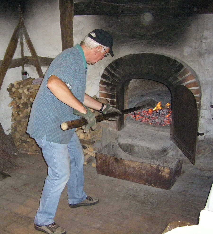 Backen im Steinofen auf dem Winser Museumshof