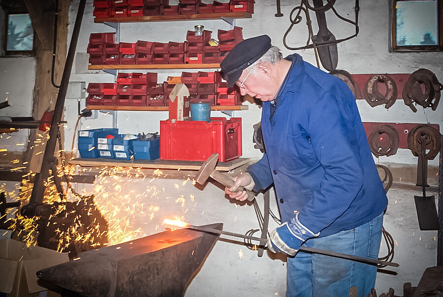 Der Hobbyschmiedemeister bei der Arbeit - Heimatverein Emsbüren