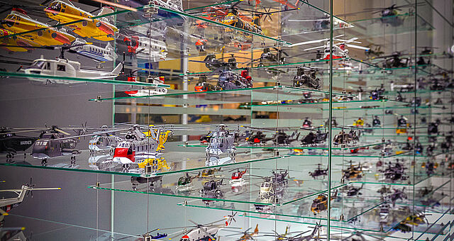 Grossvitrine mit 430 Flugzeugmodellen im Hubschraubermuseum 