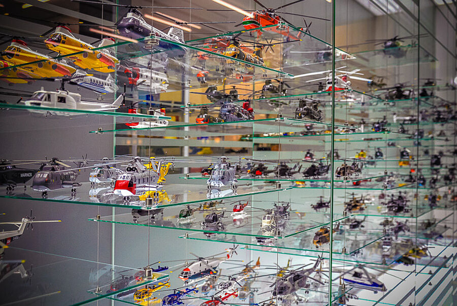 Grossvitrine mit 430 Flugzeugmodellen im Hubschraubermuseum 