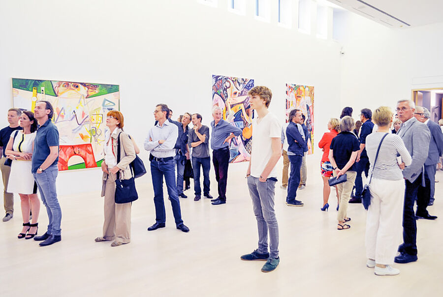 Besucher in der Ausstellung der kestnergesellschaft